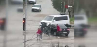 Adana'da bir kadının karıştığı sopalı kavga g&ouml;r&uuml;nt&uuml;lendi