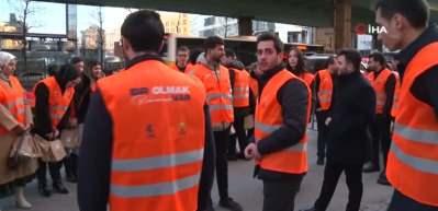 AK Parti Gen&ccedil;lik Kolları İstanbul trafiğinde kalan vatandaşın imdadına yetişti