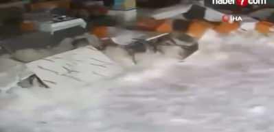 Alanya'da dalgalar balık lokantasını bastı! O anlar kamerada