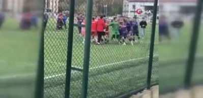 Amat&ouml;r ma&ccedil; ringe d&ouml;nd&uuml;! Saha bir anda karıştı: Kavgaya seyirciler de dahil oldu