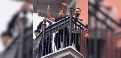 Avusturya&rsquo;da fenomen 10 bin Euro&rsquo;yu balkondan sa&ccedil;tı! Sokak karıştı