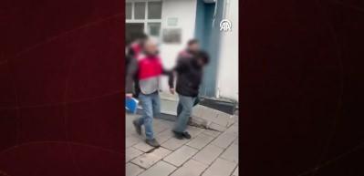 Bağcılar'da bı&ccedil;aklanan gencin ailesini tehdit ettiği &ouml;ne s&uuml;r&uuml;len 3 zanlı tutuklandı