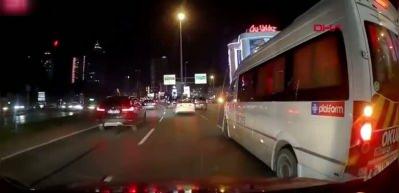 Beşiktaş&rsquo;ta minib&uuml;s şof&ouml;r&uuml; tartıştığı s&uuml;r&uuml;c&uuml;n&uuml;n aracının &ouml;n&uuml;n&uuml; kesti