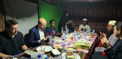 Bilal Erdoğan, ilk iftarını Arakanlı M&uuml;sl&uuml;manlarla birlikte a&ccedil;tı