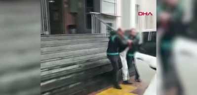 Boşanma aşamasındaki eşini defalarca bı&ccedil;akladı, ardından babasını aradı