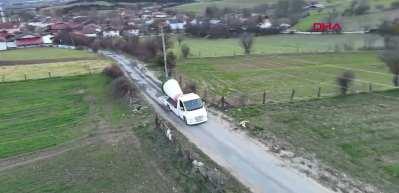 B&ouml;ylesi g&ouml;r&uuml;lmedi! Oto kurtarıcı &uuml;zerine yerleştirdiği dev buketle evlilik teklifi etti