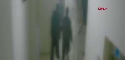 Bunlar nasıl &ccedil;ocuk! Evine giden adama sebepsiz yere tekme tokat saldırdılar