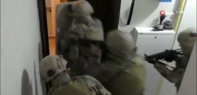 Bursa'da 700 polisle şafak operasyonu...Camdan uyuşturucuyu b&ouml;yle atmak istedi