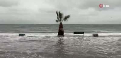 Bursa&rsquo;da denizle kara birleşti, sokaklar g&ouml;le d&ouml;nd&uuml;