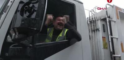 &Ccedil;&ouml;p kamyonu şof&ouml;r&uuml; ile 3 yaşındaki Ayşe'nin dostluk hik&acirc;yesi dikkat &ccedil;ekti