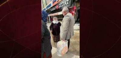 &Ccedil;orum Belediye Başkanı Aşgın yolda g&ouml;rd&uuml;ğ&uuml; yaşlı kadını makam aracıyla k&ouml;y&uuml;ne bıraktı