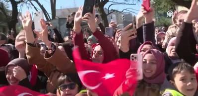 Cumhurbaşkanı Erdoğan, Ataşehir&rsquo;de &ccedil;ocukların sevgi g&ouml;sterileriyle karşılandı