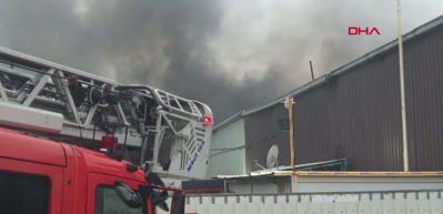 Ey&uuml;psultan&rsquo;da iş yerinde yangın: Alevler 2 d&uuml;kk&acirc;na sı&ccedil;radı