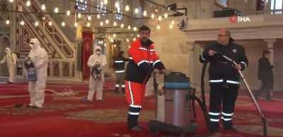 Fatih'teki camiler Ramazan &ouml;ncesi g&uuml;l suyuyla yıkandı