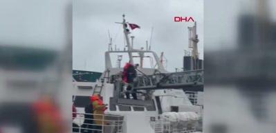 Gemide mahsur kalan 6 personel, sepetli merdivenle kurtarıldı