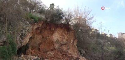 Hatay'da toprak kaydı, evlerin altındaki mağara g&uuml;n y&uuml;z&uuml;ne &ccedil;ıktı