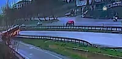 İETT otob&uuml;s&uuml; B&uuml;y&uuml;k&ccedil;ekmece'de yoldan &ccedil;ıktı bariyere &ccedil;arptı