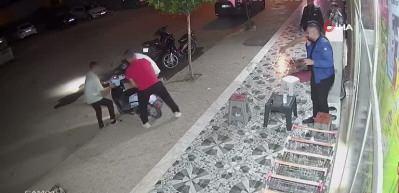 İlk kez motosiklet kullanmak istemişti: Gaz elciği basılı kalınca kaldırımda oturanlar neye uğradığını şaşırdı