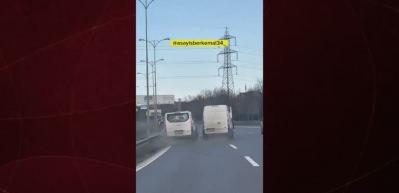 İstanbul trafiğinde maganda dehşeti: Yanındaki aracı bile bile bariyerlere sıkıştırdı!