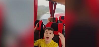 İstanbul'da &ouml;ğrenciler cami ziyaretine ilahilerle gittiler