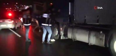 İstanbul'da uyuşturucu operasyonu! Tırda 183 litre metamfetamin ele ge&ccedil;irildi