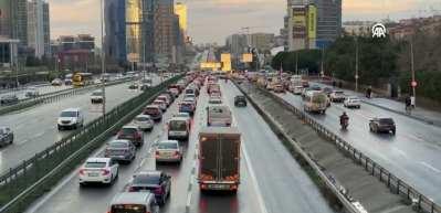 İstanbul'un Anadolu Yakası'nda trafik yoğunluğu y&uuml;zde 90'a ulaştı