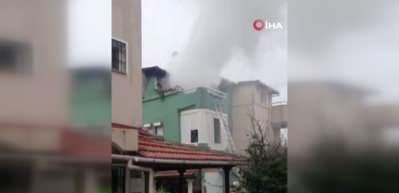 İzmir'de &ccedil;ıkan ev yangınında bir kişi hayatını kaybetti