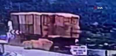 İzmir&rsquo;de devrilen saman balyaları can aldı