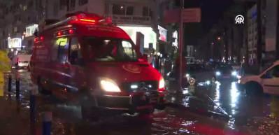 İzmir&rsquo;de sağanak sonrası yollar yine g&ouml;le d&ouml;nd&uuml;, esnaf isyan etti