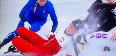 Dehşet anları: Polonyalı sporcunun y&uuml;z&uuml; paten bı&ccedil;ağıyla kesildi