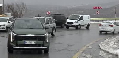 Kayseri&rsquo;de kar ve tipi nedeniyle Erciyes yolu ulaşıma kapandı