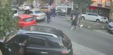 Kendi arabasından d&uuml;şen adam daha sonra arabasının altında kaldı