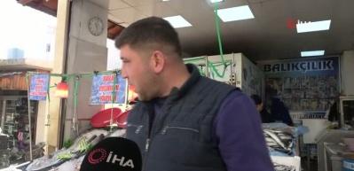 Kilis'te tezgahta g&ouml;rd&uuml;, sevin&ccedil;ten &ccedil;iğ &ccedil;iğ yedi