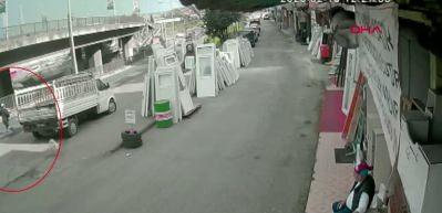 K&ouml;pekten ka&ccedil;arken otob&uuml;s&uuml;n altında kalan &uuml;niversiteli yaşam savaşı veriyor