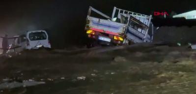 Manisa'da dere taştı, iki ara&ccedil; suda mahsur kaldı