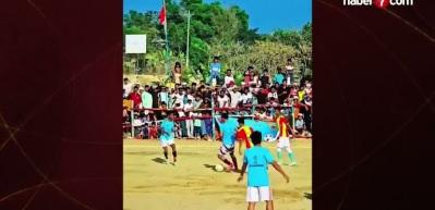 Mesut &Ouml;zil Arakanlı &ccedil;ocuklarla sahaya indi