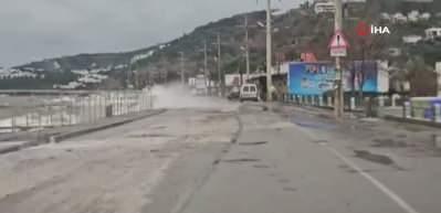Meteoroloji kıyı b&ouml;lgeleri uyardı: Fırtına şiddetini artırıyor!