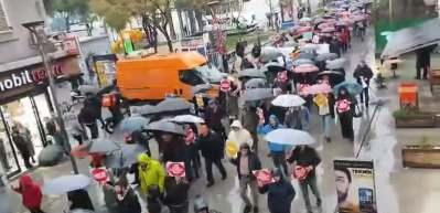 Okullardaki Ramazan coşkusundan rahatsız olan grup İzmir'de y&uuml;r&uuml;y&uuml;ş yaptı