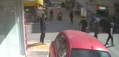 Otomobil ile &ccedil;arpışan motosikletli metrelerce savruldu