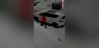 Rusya'da bir kadının &uuml;zerine dev kar k&uuml;tlesi d&uuml;şt&uuml;