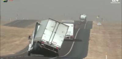 Teksas'ta şiddetli fırtına devasa tırı devirdi