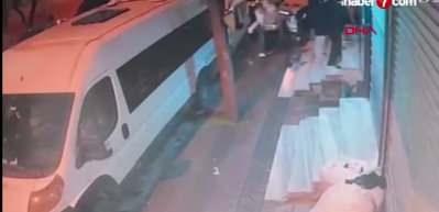 Sultangazi'de apartman &ouml;n&uuml;nde bekleyen 2 &ccedil;ocuğa bı&ccedil;aklı saldırı kamerada