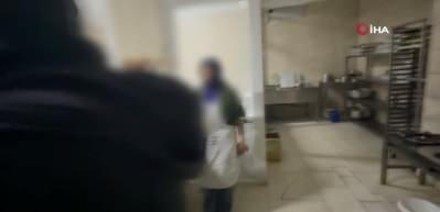 Tatlı imalathanesinde iğren&ccedil; manzara: Ayağıyla hamuru &ccedil;iğnedi!