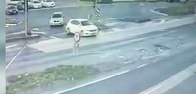 Tır dehşet sa&ccedil;tı! Feci kaza kameralara yansıdı