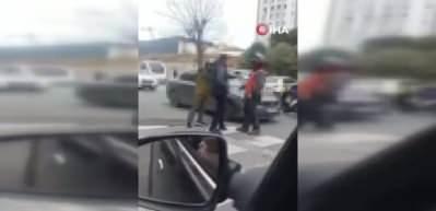 Trafikte silah &ccedil;eken ş&uuml;pheli kıskıvrak yakalandı