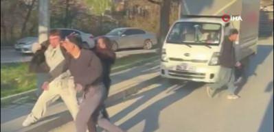 Trafikte yumruklu kavga! Cadde boks ringine d&ouml;nd&uuml;!