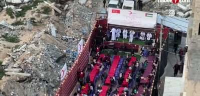 T&uuml;rk Kızılay, Gazze&rsquo;de yerinden edilen Filistinlilere iftar programı d&uuml;zenledi
