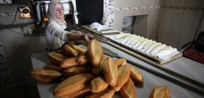 Yaylanın dumanı t&uuml;ten tek fırınında ekmekler kadın ustadan