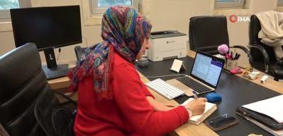 28 Şubat'ta baş&ouml;rt&uuml; yasağıyla başlayan s&uuml;re&ccedil;, &uuml;niversite k&uuml;rs&uuml;s&uuml;nde bitti