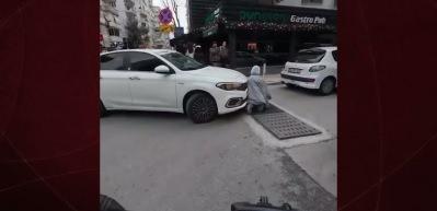 İzmir'de belediye yine sınıfta kaldı! Logar kapağına takılan vatandaş az kalsın eziliyordu